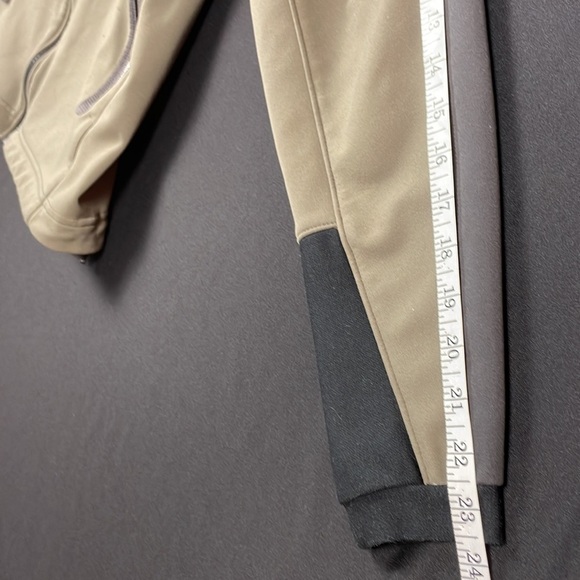 Mountain Hardwear women’s jacket size medium - Picture 11 of 11